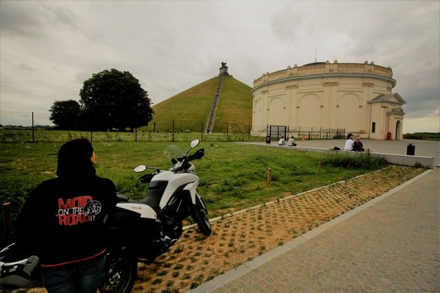 Vallonia in moto; il memoriale di Waterloo e la collina artificiale eretta nel luogo in cui fu ferito Guglielmo d'Orange.