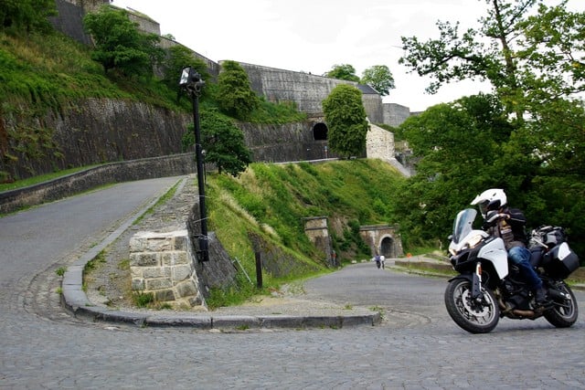 Vallonia in moto: sulla Route Merveilleuse che sale alla cittadella di Namur