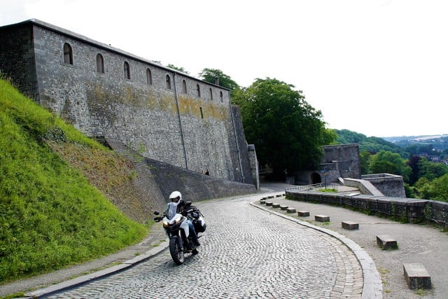 Vallonia in moto, la salita sulla Route Merveilleuse che si attorciglia sulla collina della cittadella di Namur