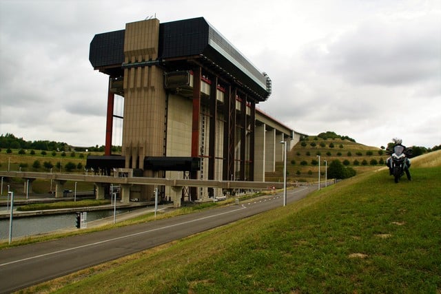 Vallonia in moto, uno dei numerosi ascensori per i battelli che consentono di rendere navigabili i numerosi canali della pianura belga